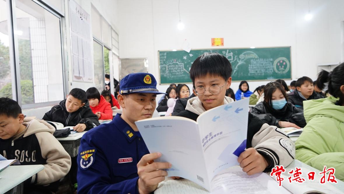 3、朱述杰兼任公益宣傳員，深入學(xué)校普及消防安全知識(shí)。.jpg